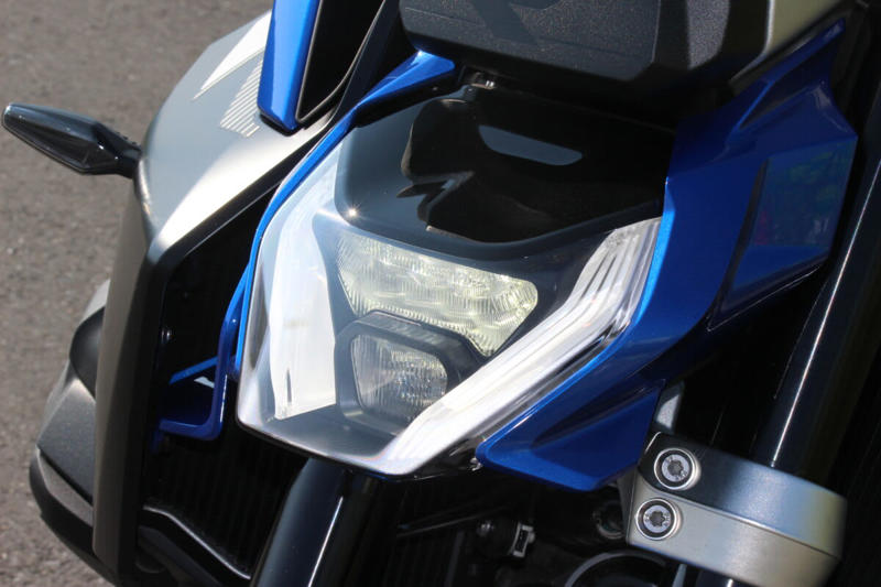 ストリートでの使い勝手の良さと軽快なハンドリング, 初のロードスターとして登場したR100R, 4バルブ化され進化した1100と850のロードスター, R1300Rは前モデルのR1250Rとどう変わったのか？, デザイン：直線基調のシャープな雰囲気に, 前モデルのR1250Rもまだまだ健在のデザインと性能, デザイン：直線基調のシャープな雰囲気に, シャーシ：新設計のフレームで剛性バランスを最適化, エンジン：パワー＆トルクが大幅アップ, サスペンション：オプションでスプリングレートを自動調整するDSAを設定, 電子制御：ライダーの疲労を軽減し、走りに集中できる機能を満載, 快適装備：タイヤ空気圧センサーが標準で搭載, リアシートにはリア専用のヒータースイッチを設置, シート高：前モデルより足着き改善！, 燃料タンク容量：容量は1L減ったが、ポジションの自由度はアップ, 今回はASAに試乗した！, ASA仕様はクラッチレバーを装備しない, あふれ出るライディングプレジャー, 乗る人を選ばないオールラウンドプレーヤー (1/2), 乗る人を選ばないオールラウンドプレーヤー (2/2), 乗る人を選ばないオールラウンドプレーヤー, コストパフォーマンスもかなり高い, シートは薄めだが、長時間乗ってもあまりお尻は痛くならなかった, シャープなデザインのLEDを多用し、すっきりとしたテールランプ周り, 横から見るとラジエーターのファンがむき出しで、ここは機械的な格好良さを感じるポイント
