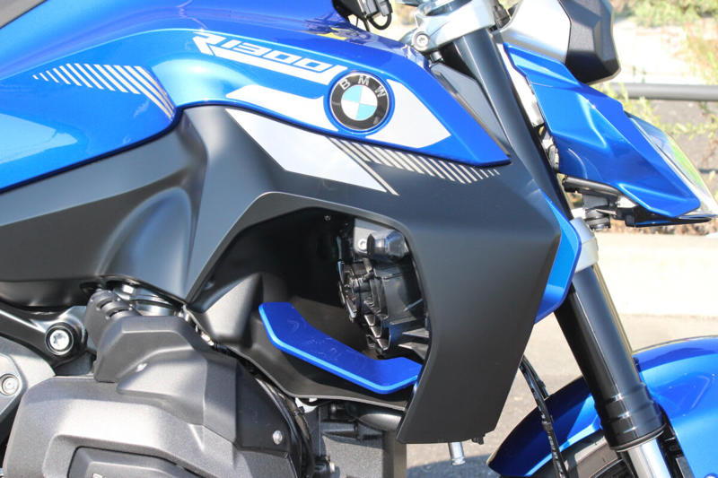 ストリートでの使い勝手の良さと軽快なハンドリング, 初のロードスターとして登場したR100R, 4バルブ化され進化した1100と850のロードスター, R1300Rは前モデルのR1250Rとどう変わったのか？, デザイン：直線基調のシャープな雰囲気に, 前モデルのR1250Rもまだまだ健在のデザインと性能, デザイン：直線基調のシャープな雰囲気に, シャーシ：新設計のフレームで剛性バランスを最適化, エンジン：パワー＆トルクが大幅アップ, サスペンション：オプションでスプリングレートを自動調整するDSAを設定, 電子制御：ライダーの疲労を軽減し、走りに集中できる機能を満載, 快適装備：タイヤ空気圧センサーが標準で搭載, リアシートにはリア専用のヒータースイッチを設置, シート高：前モデルより足着き改善！, 燃料タンク容量：容量は1L減ったが、ポジションの自由度はアップ, 今回はASAに試乗した！, ASA仕様はクラッチレバーを装備しない, あふれ出るライディングプレジャー, 乗る人を選ばないオールラウンドプレーヤー (1/2), 乗る人を選ばないオールラウンドプレーヤー (2/2), 乗る人を選ばないオールラウンドプレーヤー, コストパフォーマンスもかなり高い, シートは薄めだが、長時間乗ってもあまりお尻は痛くならなかった, シャープなデザインのLEDを多用し、すっきりとしたテールランプ周り, 横から見るとラジエーターのファンがむき出しで、ここは機械的な格好良さを感じるポイント