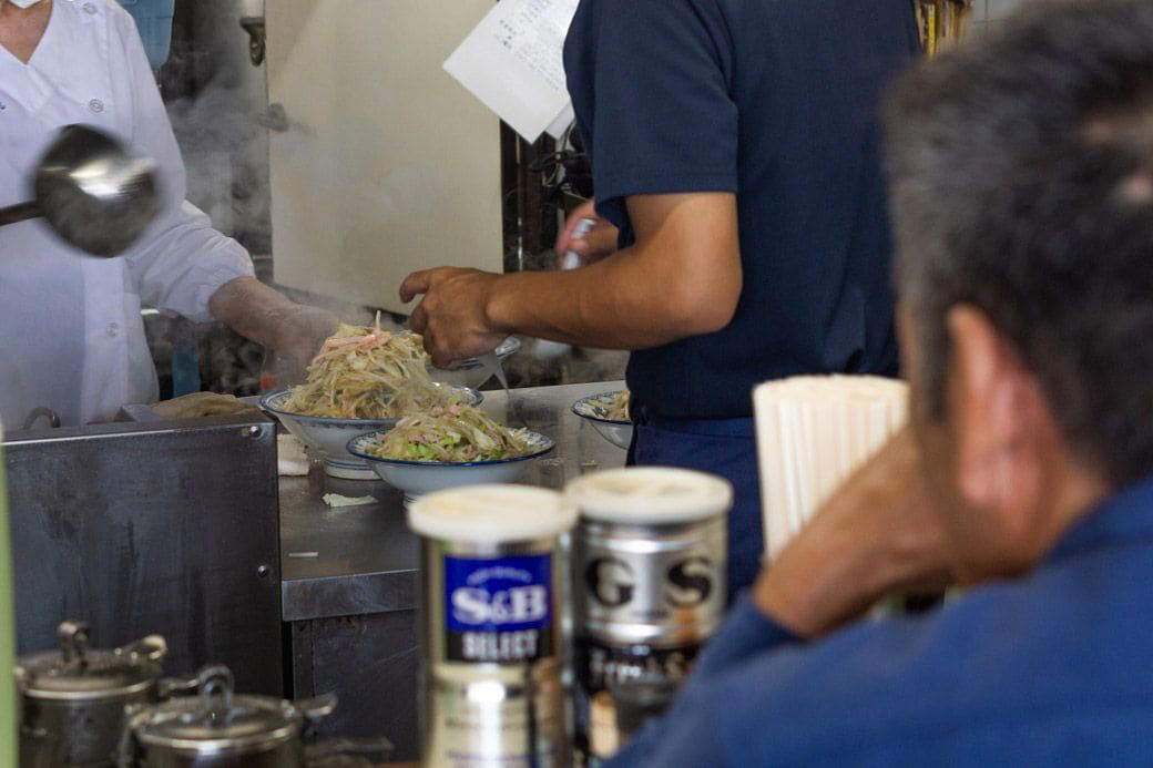 佐賀県民がわざわざ足を運ぶちゃんぽん店, 五感が追いつかない、厨房の臨場感, 主役は野菜の山の下に隠れている, シャキシャキ野菜と、その下で待つ麺, 人気メニューは「ちゃんぽん」と「特製ちゃんぽん」, 「めん抜き」という攻めたメニュー, 実は、カツ丼も人気, 出張飯にちょうどいい、罪悪感ゼロの一杯, 創業75年、地元に愛されるソウルフード