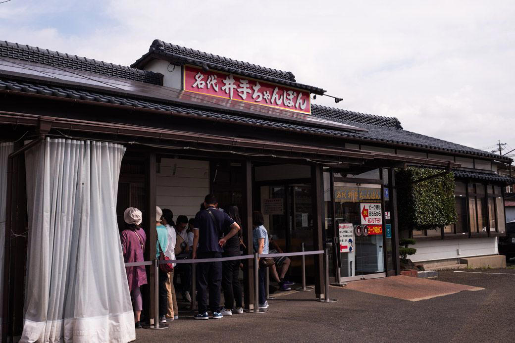 佐賀県民がわざわざ足を運ぶちゃんぽん店, 五感が追いつかない、厨房の臨場感, 主役は野菜の山の下に隠れている, シャキシャキ野菜と、その下で待つ麺, 人気メニューは「ちゃんぽん」と「特製ちゃんぽん」, 「めん抜き」という攻めたメニュー, 実は、カツ丼も人気, 出張飯にちょうどいい、罪悪感ゼロの一杯, 創業75年、地元に愛されるソウルフード