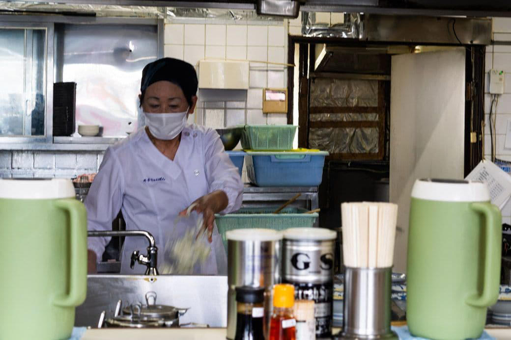 佐賀県民がわざわざ足を運ぶちゃんぽん店, 五感が追いつかない、厨房の臨場感, 主役は野菜の山の下に隠れている, シャキシャキ野菜と、その下で待つ麺, 人気メニューは「ちゃんぽん」と「特製ちゃんぽん」, 「めん抜き」という攻めたメニュー, 実は、カツ丼も人気, 出張飯にちょうどいい、罪悪感ゼロの一杯, 創業75年、地元に愛されるソウルフード