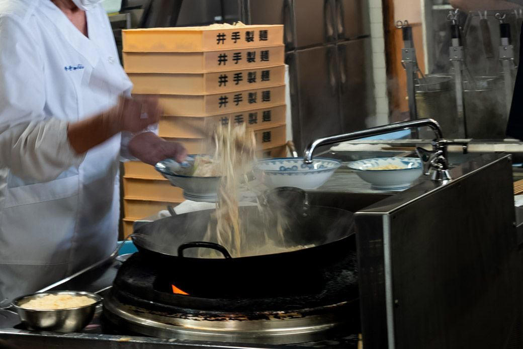 佐賀県民がわざわざ足を運ぶちゃんぽん店, 五感が追いつかない、厨房の臨場感, 主役は野菜の山の下に隠れている, シャキシャキ野菜と、その下で待つ麺, 人気メニューは「ちゃんぽん」と「特製ちゃんぽん」, 「めん抜き」という攻めたメニュー, 実は、カツ丼も人気, 出張飯にちょうどいい、罪悪感ゼロの一杯, 創業75年、地元に愛されるソウルフード