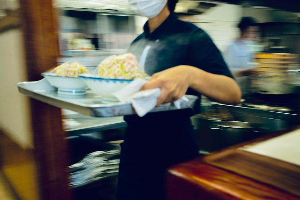 佐賀県民がわざわざ足を運ぶちゃんぽん店, 五感が追いつかない、厨房の臨場感, 主役は野菜の山の下に隠れている, シャキシャキ野菜と、その下で待つ麺, 人気メニューは「ちゃんぽん」と「特製ちゃんぽん」, 「めん抜き」という攻めたメニュー, 実は、カツ丼も人気, 出張飯にちょうどいい、罪悪感ゼロの一杯, 創業75年、地元に愛されるソウルフード