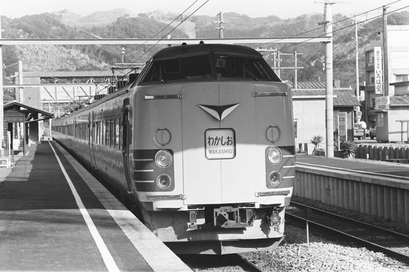 首都圏各地から手軽に旅情を味わえる外房線（JR東日本）, 内房線と双子のような存在の路線, 観光から通勤までマルチに活躍する〔わかしお〕, JR東日本の通勤電車の礎となった209系が現役, 房総旅の強い味方！「サンキュー♥ちばフリー乗車券」, 外房線の見どころ, 七夕のイラストが描かれた茂原のガスタンク, 鵜原理想郷や鯛の浦など観光スポットが目白押し, 外房線（JR東日本） データ