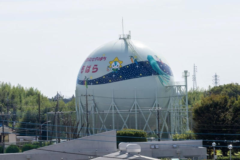 首都圏各地から手軽に旅情を味わえる外房線（JR東日本）, 内房線と双子のような存在の路線, 観光から通勤までマルチに活躍する〔わかしお〕, JR東日本の通勤電車の礎となった209系が現役, 房総旅の強い味方！「サンキュー♥ちばフリー乗車券」, 外房線の見どころ, 七夕のイラストが描かれた茂原のガスタンク, 鵜原理想郷や鯛の浦など観光スポットが目白押し, 外房線（JR東日本） データ