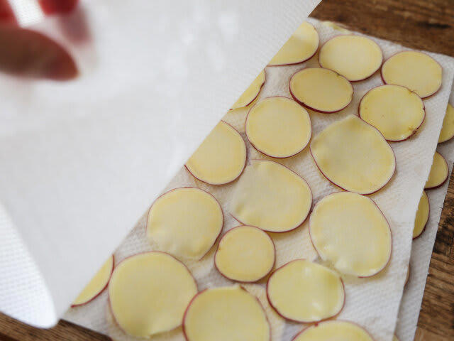 さつまいもチップスを作るのにかかる時間, さつまいもチップスのカロリー, ペッパーチーズとバターシナモンシュガーのさつまいもチップスのレシピ, ペッパーチーズとバターシナモンシュガーのさつまいもチップスの材料（さつまいも2本分）, ペッパーチーズとバターシナモンシュガーのさつまいもチップスの作り方
