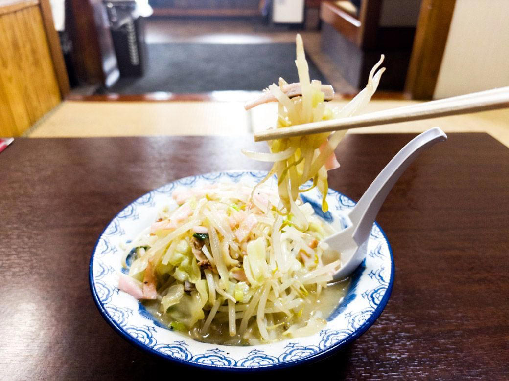佐賀県民がわざわざ足を運ぶちゃんぽん店, 五感が追いつかない、厨房の臨場感, 主役は野菜の山の下に隠れている, シャキシャキ野菜と、その下で待つ麺, 人気メニューは「ちゃんぽん」と「特製ちゃんぽん」, 「めん抜き」という攻めたメニュー, 実は、カツ丼も人気, 出張飯にちょうどいい、罪悪感ゼロの一杯, 創業75年、地元に愛されるソウルフード