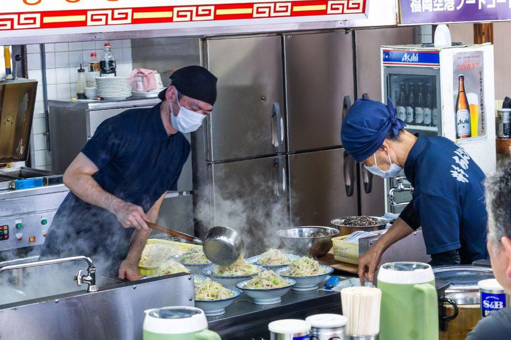 佐賀県民がわざわざ足を運ぶちゃんぽん店, 五感が追いつかない、厨房の臨場感, 主役は野菜の山の下に隠れている, シャキシャキ野菜と、その下で待つ麺, 人気メニューは「ちゃんぽん」と「特製ちゃんぽん」, 「めん抜き」という攻めたメニュー, 実は、カツ丼も人気, 出張飯にちょうどいい、罪悪感ゼロの一杯, 創業75年、地元に愛されるソウルフード