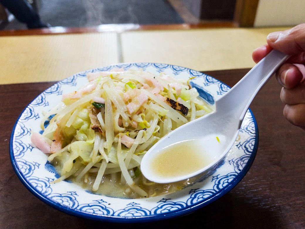 佐賀県民がわざわざ足を運ぶちゃんぽん店, 五感が追いつかない、厨房の臨場感, 主役は野菜の山の下に隠れている, シャキシャキ野菜と、その下で待つ麺, 人気メニューは「ちゃんぽん」と「特製ちゃんぽん」, 「めん抜き」という攻めたメニュー, 実は、カツ丼も人気, 出張飯にちょうどいい、罪悪感ゼロの一杯, 創業75年、地元に愛されるソウルフード