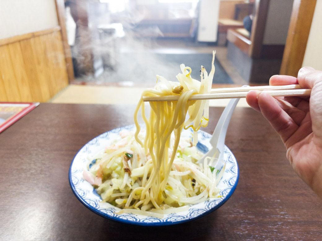 佐賀県民がわざわざ足を運ぶちゃんぽん店, 五感が追いつかない、厨房の臨場感, 主役は野菜の山の下に隠れている, シャキシャキ野菜と、その下で待つ麺, 人気メニューは「ちゃんぽん」と「特製ちゃんぽん」, 「めん抜き」という攻めたメニュー, 実は、カツ丼も人気, 出張飯にちょうどいい、罪悪感ゼロの一杯, 創業75年、地元に愛されるソウルフード