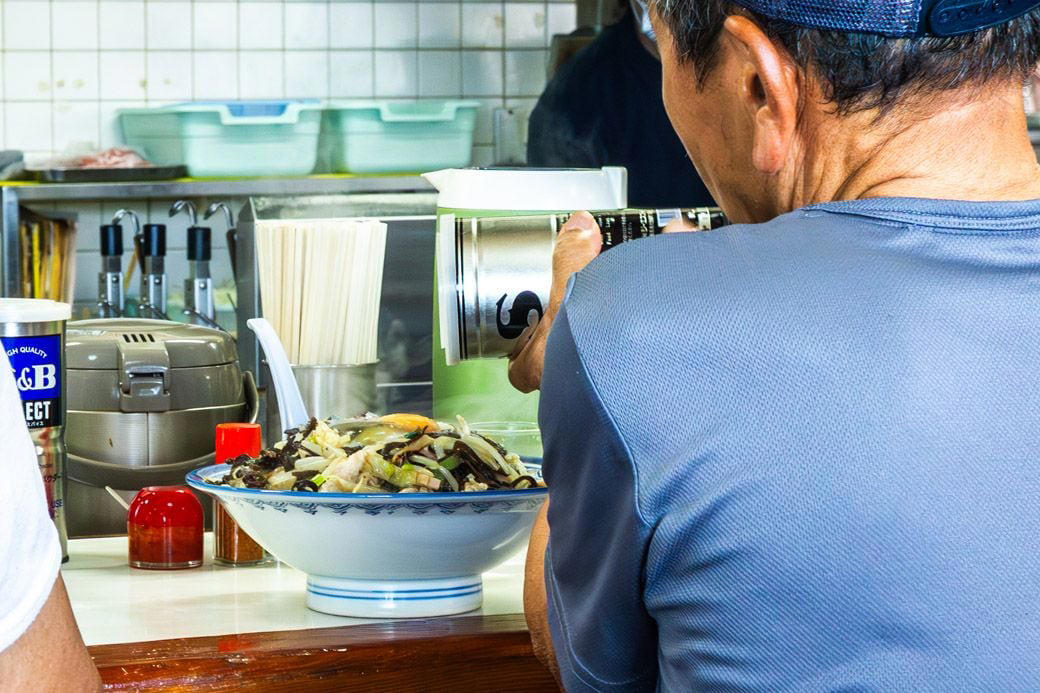 佐賀県民がわざわざ足を運ぶちゃんぽん店, 五感が追いつかない、厨房の臨場感, 主役は野菜の山の下に隠れている, シャキシャキ野菜と、その下で待つ麺, 人気メニューは「ちゃんぽん」と「特製ちゃんぽん」, 「めん抜き」という攻めたメニュー, 実は、カツ丼も人気, 出張飯にちょうどいい、罪悪感ゼロの一杯, 創業75年、地元に愛されるソウルフード