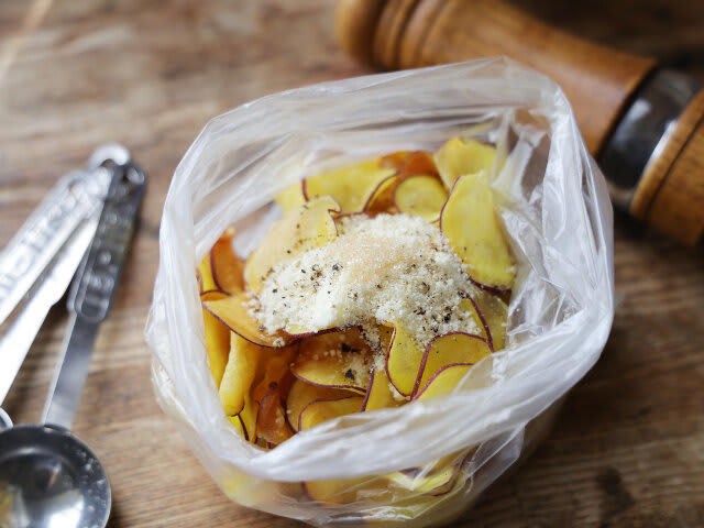 さつまいもチップスを作るのにかかる時間, さつまいもチップスのカロリー, ペッパーチーズとバターシナモンシュガーのさつまいもチップスのレシピ, ペッパーチーズとバターシナモンシュガーのさつまいもチップスの材料（さつまいも2本分）, ペッパーチーズとバターシナモンシュガーのさつまいもチップスの作り方