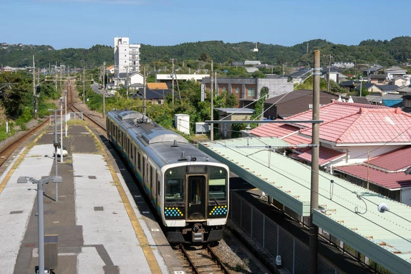 首都圏各地から手軽に旅情を味わえる外房線（JR東日本）, 内房線と双子のような存在の路線, 観光から通勤までマルチに活躍する〔わかしお〕, JR東日本の通勤電車の礎となった209系が現役, 房総旅の強い味方！「サンキュー♥ちばフリー乗車券」, 外房線の見どころ, 七夕のイラストが描かれた茂原のガスタンク, 鵜原理想郷や鯛の浦など観光スポットが目白押し, 外房線（JR東日本） データ