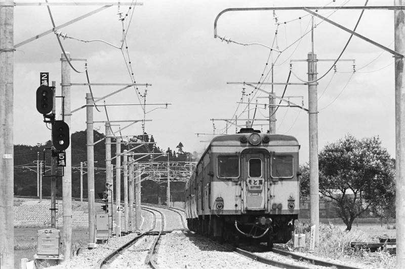 首都圏各地から手軽に旅情を味わえる外房線（JR東日本）, 内房線と双子のような存在の路線, 観光から通勤までマルチに活躍する〔わかしお〕, JR東日本の通勤電車の礎となった209系が現役, 房総旅の強い味方！「サンキュー♥ちばフリー乗車券」, 外房線の見どころ, 七夕のイラストが描かれた茂原のガスタンク, 鵜原理想郷や鯛の浦など観光スポットが目白押し, 外房線（JR東日本） データ