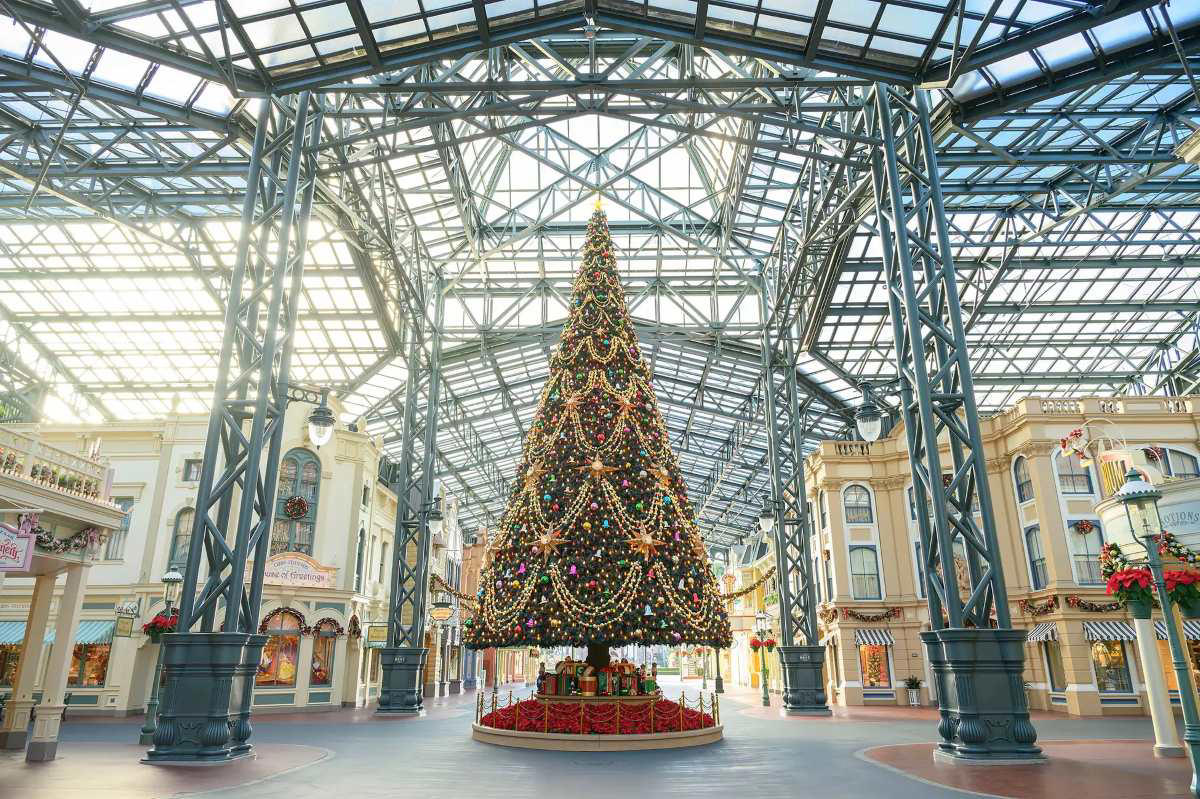東京ディズニーランド：10年ぶりの新パレード「トイズ・ワンダラス・クリスマス！」, 東京ディズニーシー：ミッキーやダッフィーが登場する「ディズニー・クリスマス・グリーティング」, 両パーク共通の楽しみ方：クリスマスツリーや夜空を彩る花火, クリスマス限定のスペシャルグッズ＆メニューも登場, ディズニーホテルやリゾートラインでもクリスマス気分を満喫, 「ディズニー・クリスマス」概要