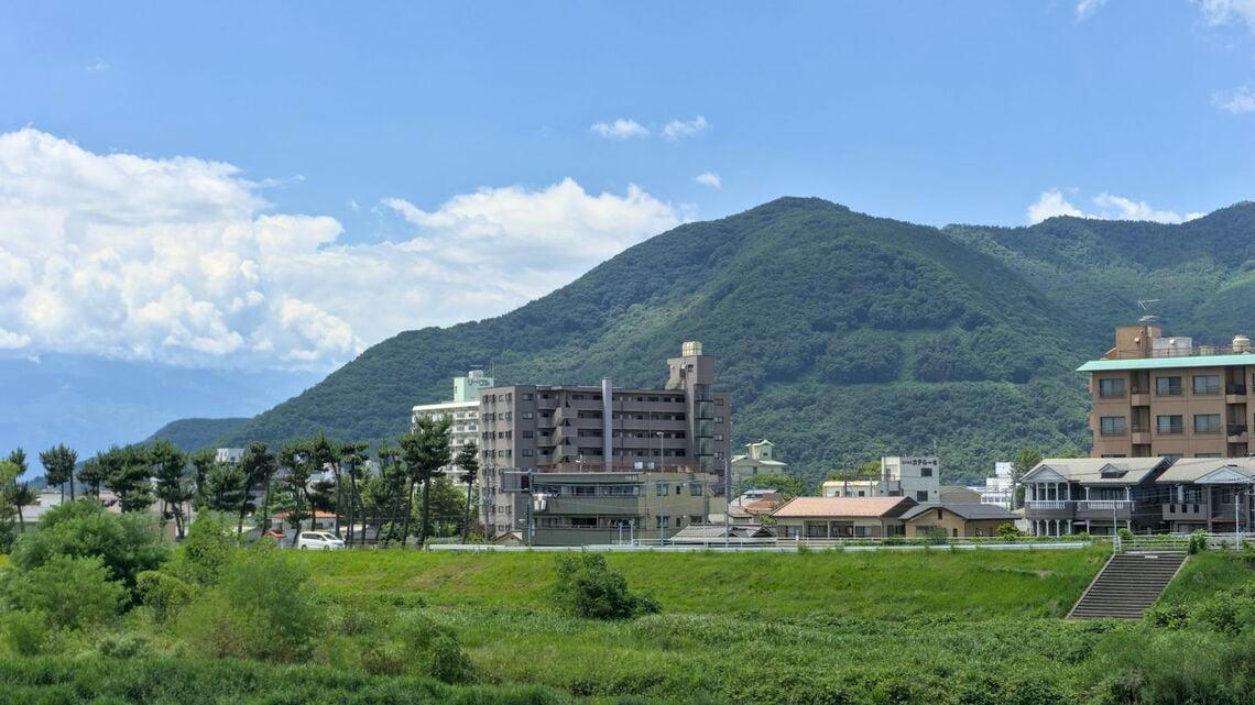 中国語が飛び交う、石和温泉の今, バブル崩壊から30年、温泉街再生の主役は中国資本, 中国では買えない土地も、日本でなら1～2割安く買える, コスト高い日本人流の経営は時代に合わない？, 日本の不動産はバーゲンセール, 登記簿300件を追跡。表に出ない“静かな買収劇”の実態