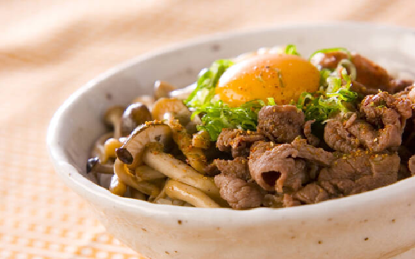 超簡単うどんすき 絶品ダシで作るおすすめのお手軽レシピ, 食べ応え満点！ 牛すき釜玉うどん, ササッと牛すき丼, 牛肉とアボカドのすき煮, 大根と牛肉の韓国すき煮