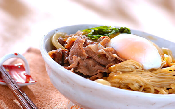 超簡単うどんすき 絶品ダシで作るおすすめのお手軽レシピ, 食べ応え満点！ 牛すき釜玉うどん, ササッと牛すき丼, 牛肉とアボカドのすき煮, 大根と牛肉の韓国すき煮