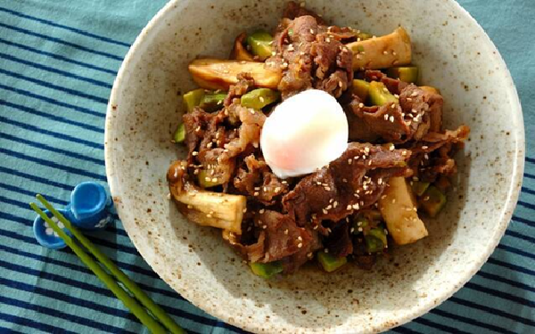 超簡単うどんすき 絶品ダシで作るおすすめのお手軽レシピ, 食べ応え満点！ 牛すき釜玉うどん, ササッと牛すき丼, 牛肉とアボカドのすき煮, 大根と牛肉の韓国すき煮
