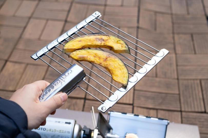 小さいけどタフ。炭火でもしっかり使える, バーナーでの調理にも, 収納ケースはハンドルに, 五徳の代わりとしても, 食材のサイズに注意, 汚れ落ち抜群で洗いやすい