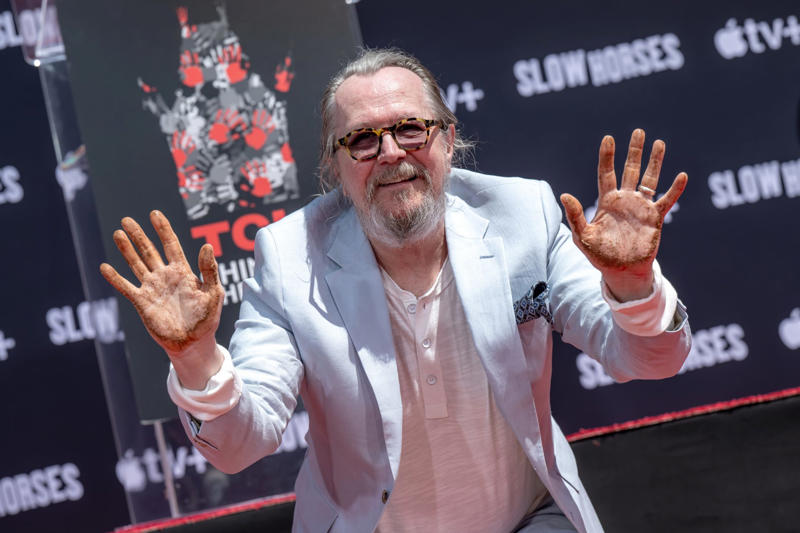 “サー”・ゲイリー・オールドマンの誕生, ウィリアム皇太子の冗談, 「じっくり洗ってやりたくなる」, さまざまな役をこなす名優, 『窓際のスパイ』（2022年から配信中）, 『シド・アンド・ナンシー』（1986年）, 『ステート・オブ・グレイス』（1990年）, 『不滅の恋／ベートーヴェン』（1994年）, 『ドラキュラ』（1992年）, 『トゥルー・ロマンス』（1993年）, 『フィフス・エレメント』（1997年）, 『ハンニバル』（2001年）, 『ウィンストン・チャーチル／ヒトラーから世界を救った男』（2017年）, 『ハリー・ポッターとアズカバンの囚人』（2004年）, 『エアフォース・ワン』（1997年）, 『裏切りのサーカス』（2011年）, 『ダークナイト』三部作（2005年、2008年、2012年）, 本人が好きなキャラクターは？