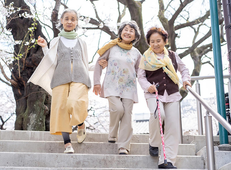 長く自立して歩くためには「健脚」を保つことが重要, 平坦なところでも足がもつれる, 「1分片足立ち」のやり方, 転ばないために体幹力をつける「片足立ち足振り」, 「片足立ち足振り」のやり方