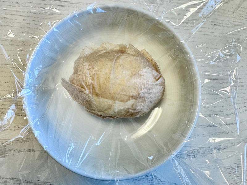 ラップとキッチンペーパーで味玉を作る, 手順1．キッチンペーパーをカットします, 手順2．ラップを敷いた容器に卵を入れます, 手順3．麺つゆなどを入れます, 手順4．そのまま一晩おきます, 包丁にもキッチンペーパーを被せます, 中まで味が染み込んでいました, 簡単、便利な味玉クッキング