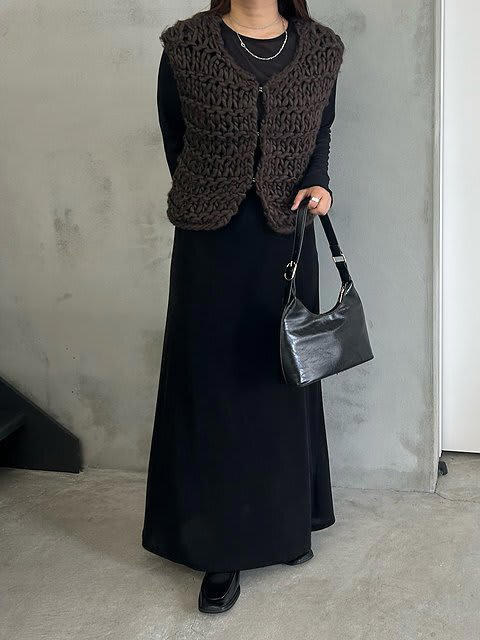 トレンドのポロニットで品よくこなれる, ニットベストを重ねて奥行きをプラス, 鮮やかな赤ニットで華やかに仕上げる, ブラウンのチェックシャツでシーズンムードたっぷりに, ブルーシャツを差し色に効かせて清潔感をアップ