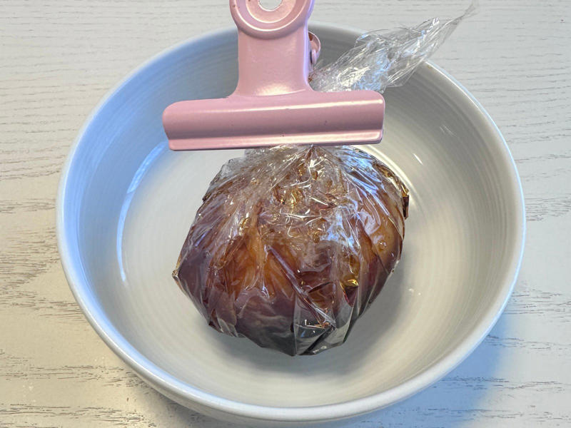 ラップとキッチンペーパーで味玉を作る, 手順1．キッチンペーパーをカットします, 手順2．ラップを敷いた容器に卵を入れます, 手順3．麺つゆなどを入れます, 手順4．そのまま一晩おきます, 包丁にもキッチンペーパーを被せます, 中まで味が染み込んでいました, 簡単、便利な味玉クッキング