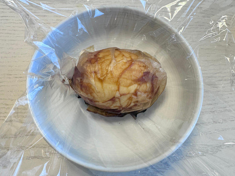 ラップとキッチンペーパーで味玉を作る, 手順1．キッチンペーパーをカットします, 手順2．ラップを敷いた容器に卵を入れます, 手順3．麺つゆなどを入れます, 手順4．そのまま一晩おきます, 包丁にもキッチンペーパーを被せます, 中まで味が染み込んでいました, 簡単、便利な味玉クッキング
