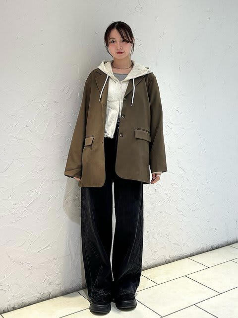 白ワイドパンツでこなれ感漂うモノトーンコーデに, 光沢のあるサテンスカートで上品さを後押し, シャツのレイヤードできちんと感を演出, ブラウンパーカー×柄スカートで大人可愛く, ジャケットと合わせて大人っぽい雰囲気に