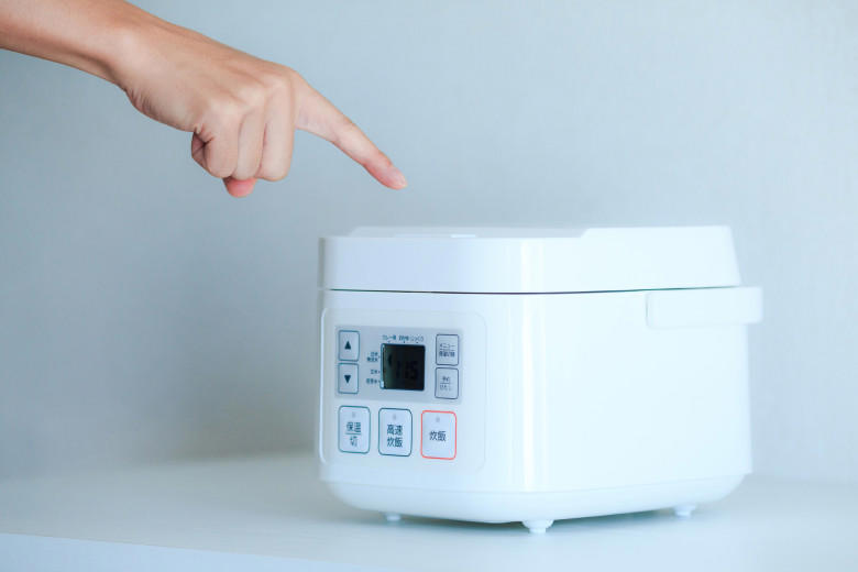 ・1. さつまいもを洗って数カ所穴を開ける, ・2. 炊飯器に1と水を入れる, ・3. 炊飯モードを選択してさつまいもを炊く, ・玄米モードがおすすめ, ・水の量が多いとねっとりした仕上がりに, ・水の量が少ないとほくほくに, ・トースターで仕上げるのもおすすめ, ・バターをのせる, ・アイスをのせる, ・マヨネーズをのせる, ・はちみつをかける, ・シナモンをかける
