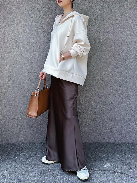 白ワイドパンツでこなれ感漂うモノトーンコーデに, 光沢のあるサテンスカートで上品さを後押し, シャツのレイヤードできちんと感を演出, ブラウンパーカー×柄スカートで大人可愛く, ジャケットと合わせて大人っぽい雰囲気に