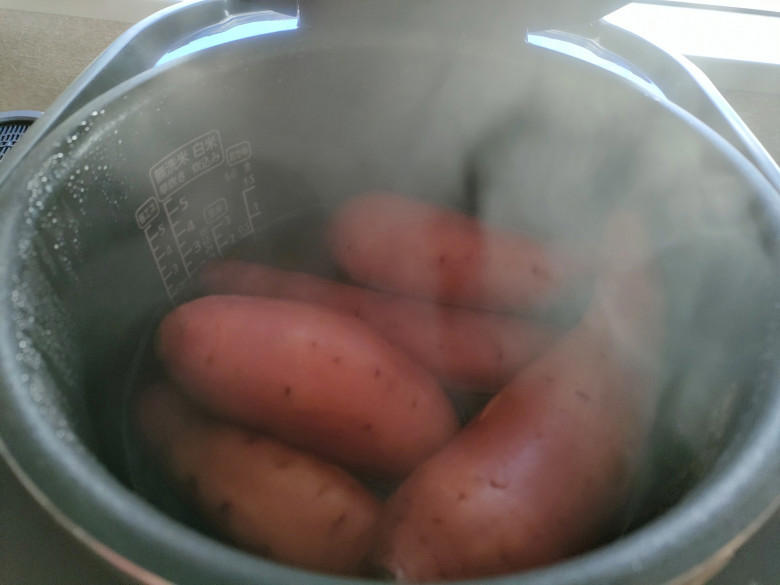 ・1. さつまいもを洗って数カ所穴を開ける, ・2. 炊飯器に1と水を入れる, ・3. 炊飯モードを選択してさつまいもを炊く, ・玄米モードがおすすめ, ・水の量が多いとねっとりした仕上がりに, ・水の量が少ないとほくほくに, ・トースターで仕上げるのもおすすめ, ・バターをのせる, ・アイスをのせる, ・マヨネーズをのせる, ・はちみつをかける, ・シナモンをかける
