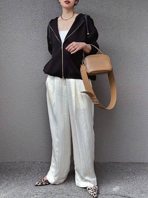 白ワイドパンツでこなれ感漂うモノトーンコーデに, 光沢のあるサテンスカートで上品さを後押し, シャツのレイヤードできちんと感を演出, ブラウンパーカー×柄スカートで大人可愛く, ジャケットと合わせて大人っぽい雰囲気に