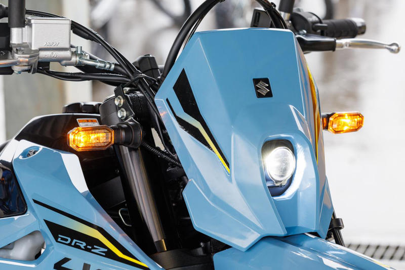 スズキ「DR-Z4SM」インプレ（小川 勤）, スズキ「DR-Z4SM」カラー・人気投票, スズキ「DR-Z4SM」ライディングポジション・足つき性, スズキ「DR-Z4SM」各部装備・ディテール解説, スズキ「DR-Z4SM」動画・写真, スズキ「DR-Z4SM」主なスペック・燃費・価格, スズキ「DR-Z4SM」関連のおすすめ記事