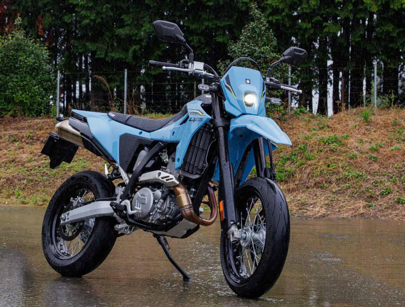 スズキ「DR-Z4SM」インプレ（小川 勤）, スズキ「DR-Z4SM」カラー・人気投票, スズキ「DR-Z4SM」ライディングポジション・足つき性, スズキ「DR-Z4SM」各部装備・ディテール解説, スズキ「DR-Z4SM」動画・写真, スズキ「DR-Z4SM」主なスペック・燃費・価格, スズキ「DR-Z4SM」関連のおすすめ記事