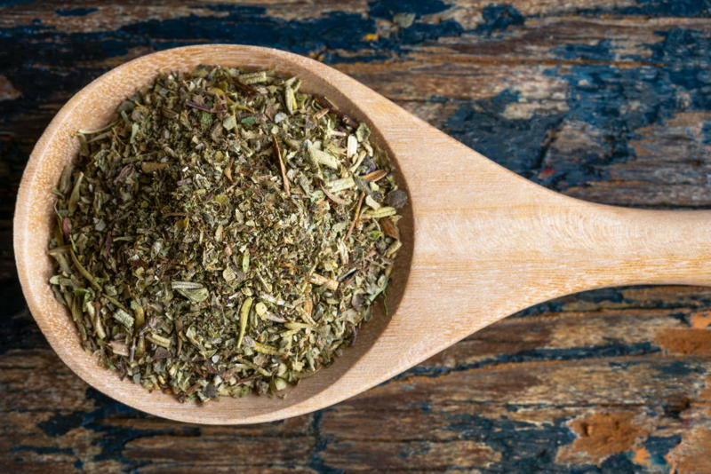 Bay leaf, Black pepper, Cayenne red pepper, Celery salt, Ground cinnamon, Chili powder, Ground cumin, Dill weed, Curry powder, Garlic powder, Garlic salt, Ground ginger, Himalayan pink salt, Italian seasoning, Dry mustard powder, Ground nutmeg, Lemon pepper, Onion powder, Parsley flakes, Red pepper (crushed), Poppy seeds, Seasoned salt, Rubbed sage, Sesame seeds