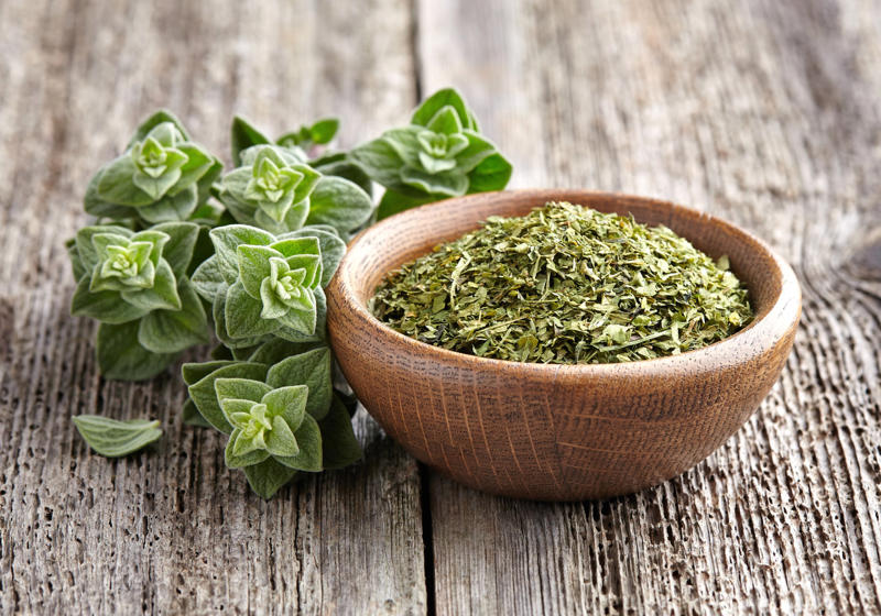 Bay leaf, Black pepper, Cayenne red pepper, Celery salt, Ground cinnamon, Chili powder, Ground cumin, Dill weed, Curry powder, Garlic powder, Garlic salt, Ground ginger, Himalayan pink salt, Italian seasoning, Dry mustard powder, Ground nutmeg, Lemon pepper, Onion powder, Parsley flakes, Red pepper (crushed), Poppy seeds, Seasoned salt, Rubbed sage, Sesame seeds