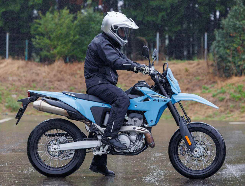 スズキ「DR-Z4SM」インプレ（小川 勤）, スズキ「DR-Z4SM」カラー・人気投票, スズキ「DR-Z4SM」ライディングポジション・足つき性, スズキ「DR-Z4SM」各部装備・ディテール解説, スズキ「DR-Z4SM」動画・写真, スズキ「DR-Z4SM」主なスペック・燃費・価格, スズキ「DR-Z4SM」関連のおすすめ記事