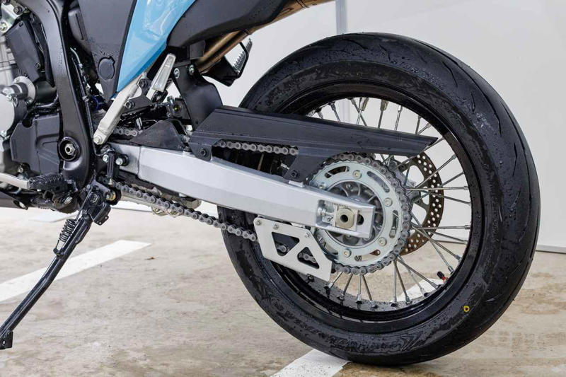 スズキ「DR-Z4SM」インプレ（小川 勤）, スズキ「DR-Z4SM」カラー・人気投票, スズキ「DR-Z4SM」ライディングポジション・足つき性, スズキ「DR-Z4SM」各部装備・ディテール解説, スズキ「DR-Z4SM」動画・写真, スズキ「DR-Z4SM」主なスペック・燃費・価格, スズキ「DR-Z4SM」関連のおすすめ記事