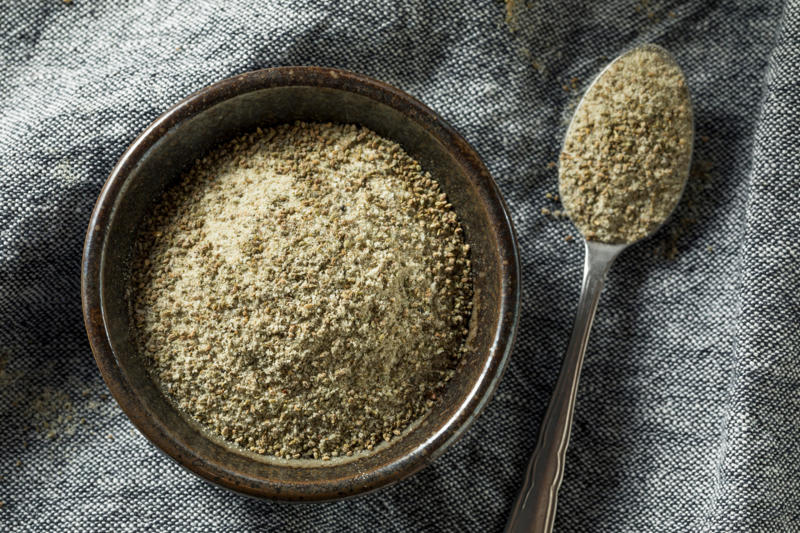 Bay leaf, Black pepper, Cayenne red pepper, Celery salt, Ground cinnamon, Chili powder, Ground cumin, Dill weed, Curry powder, Garlic powder, Garlic salt, Ground ginger, Himalayan pink salt, Italian seasoning, Dry mustard powder, Ground nutmeg, Lemon pepper, Onion powder, Parsley flakes, Red pepper (crushed), Poppy seeds, Seasoned salt, Rubbed sage, Sesame seeds