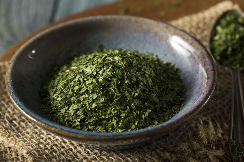 Bay leaf, Black pepper, Cayenne red pepper, Celery salt, Ground cinnamon, Chili powder, Ground cumin, Dill weed, Curry powder, Garlic powder, Garlic salt, Ground ginger, Himalayan pink salt, Italian seasoning, Dry mustard powder, Ground nutmeg, Lemon pepper, Onion powder, Parsley flakes, Red pepper (crushed), Poppy seeds, Seasoned salt, Rubbed sage, Sesame seeds