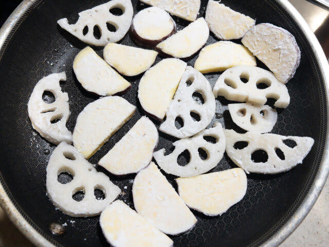 さつまいもとれんこんの甘辛炒めを作るのにかかる時間, さつまいもとれんこんの甘辛炒めのカロリー, フライパン1つで簡単！さつまいもとれんこんの甘辛炒め, さつまいもとれんこんの甘辛炒めの材料（4人分）, さつまいもとれんこんの甘辛炒めの作り方