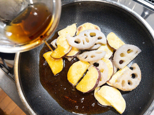 さつまいもとれんこんの甘辛炒めを作るのにかかる時間, さつまいもとれんこんの甘辛炒めのカロリー, フライパン1つで簡単！さつまいもとれんこんの甘辛炒め, さつまいもとれんこんの甘辛炒めの材料（4人分）, さつまいもとれんこんの甘辛炒めの作り方