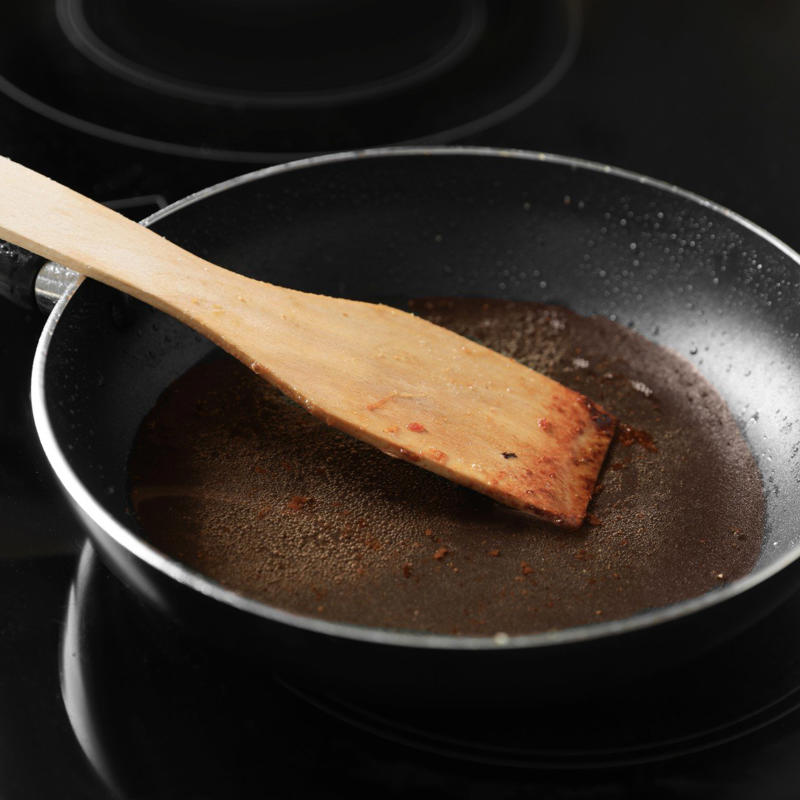 原因その1．料理を入れっぱなしにしている, 原因その2．金属製の調理器具を使っている, 原因その3．火加減が強い, 4．フライパンが熱いうちに洗っている, 使い方しだいでフライパンは長く使える