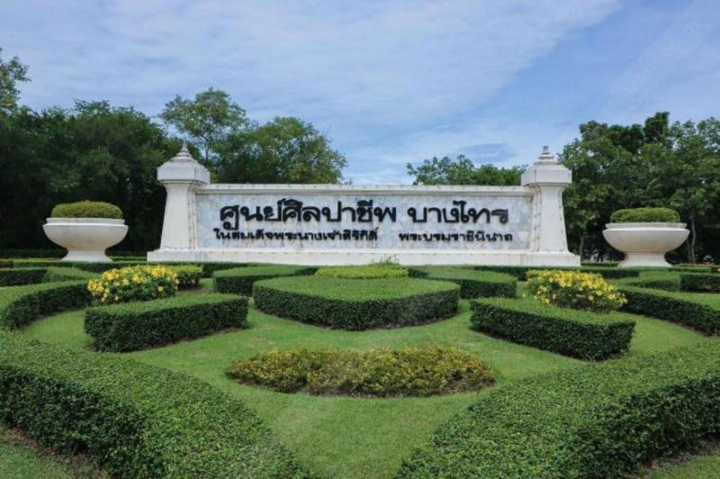 1. โรงฝึกศิลปาชีพ สวนจิตรลดา กรุงเทพฯ, 2. ศูนย์ศิลปาชีพบางไทร จังหวัดพระนครศรีอยุธยา, 3. พื้นที่ภาคตะวันออกเฉียงเหนือ, 4. พระตำหนักทักษิณราชนิเวศน์ จังหวัดนราธิวาส, 5. พิพิธภัณฑ์ผ้าในสมเด็จพระนางเจ้าสิริกิติ์ พระบรมราชินีนาถ กรุงเทพมหานคร