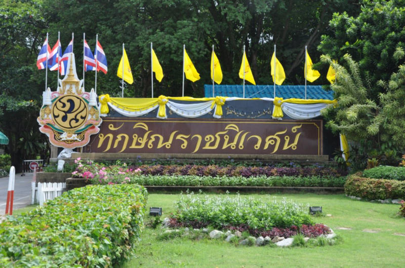 1. โรงฝึกศิลปาชีพ สวนจิตรลดา กรุงเทพฯ, 2. ศูนย์ศิลปาชีพบางไทร จังหวัดพระนครศรีอยุธยา, 3. พื้นที่ภาคตะวันออกเฉียงเหนือ, 4. พระตำหนักทักษิณราชนิเวศน์ จังหวัดนราธิวาส, 5. พิพิธภัณฑ์ผ้าในสมเด็จพระนางเจ้าสิริกิติ์ พระบรมราชินีนาถ กรุงเทพมหานคร