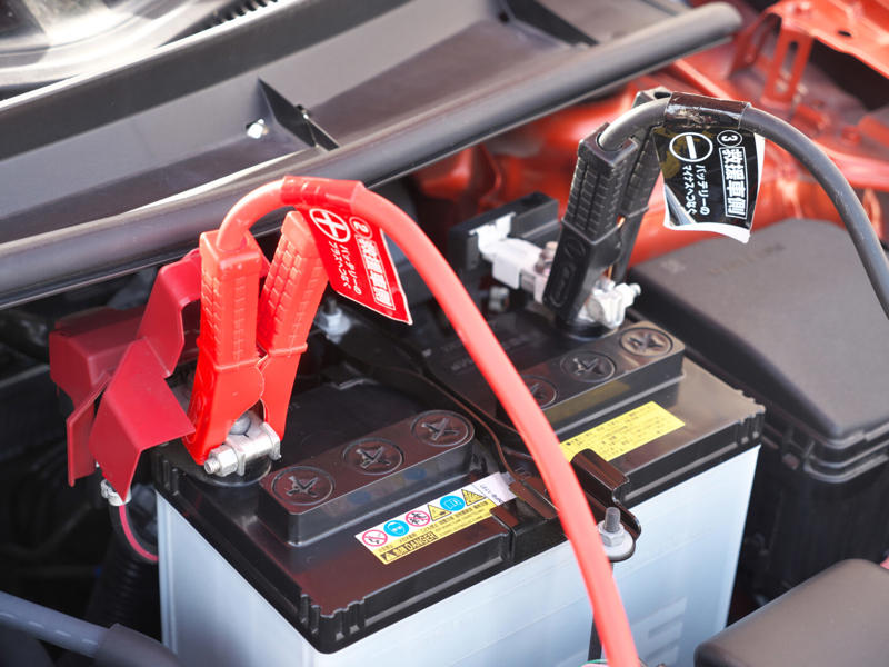 バッテリー上がりが起きるとどうなる？, 車のバッテリー上がりで絶対やってはいけないこと, 1. 何度もエンジンをかけようとする, 2. バッテリー上がりを放置する, 3. ブースターケーブルのつなぎ方を間違える, 4. 黒いケーブルをバッテリーのマイナス端子につなぐ, 5. エンジンがかかった直後にエアコンやライトを使う, 6. ハイブリッド車を救援車として使う, 7. 押しがけや自己流での復旧を試みる, バッテリー上がりを安全に対処する方法, バッテリー上がりを再発させないためのポイント, 車を定期的に動かす, バッテリーの消耗を早める行動を避ける, バッテリーの交換時期を把握する