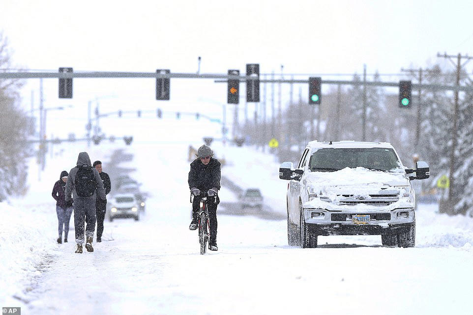 Storm warning issued in three US states as heavy snow threatens travel